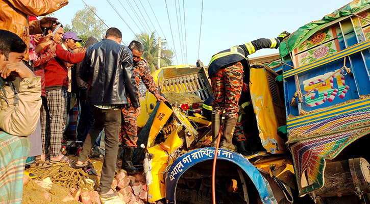 ঘাটাইলে ২ ট্রাকের মুখোমুখি সংঘর্ষে একজন নিহত